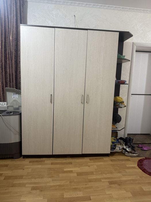 продам шкаф 3-х дверный. с полками, обувница и зеркало