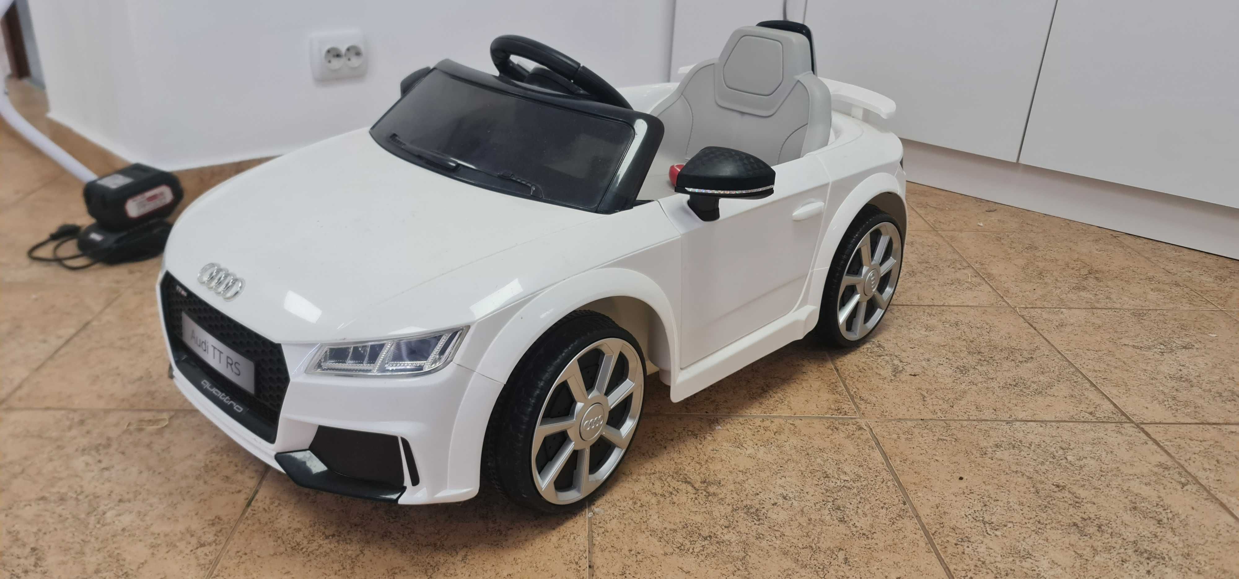 Акумулаторна кола с родителски контрол 6V AUDI TT БЯЛ 8010244AR