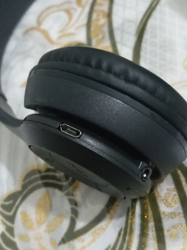Headphones p47..