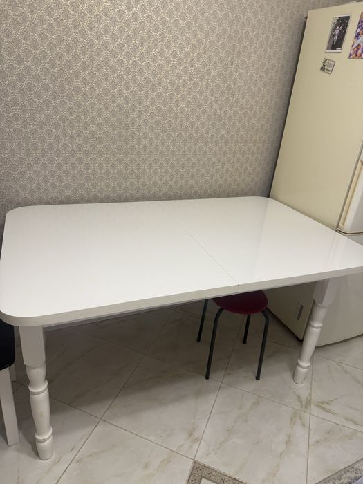 Стол в собранном виде 1,5 в развернутом 2 метра с 6 стульями