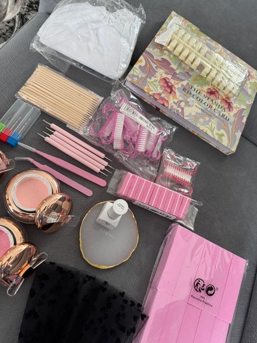 Vând set accesorii pentru manichiura