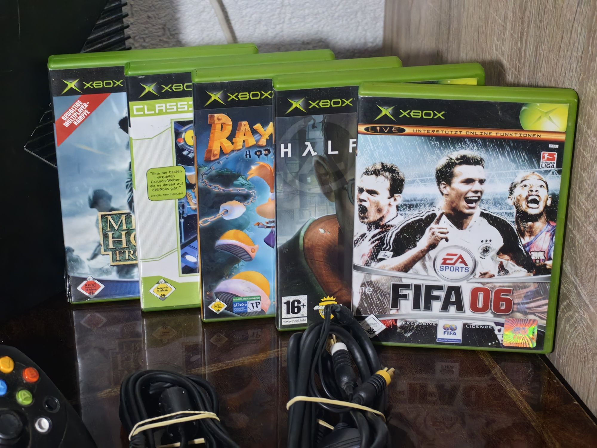 Xbox classic + игри half life, crash bandicoot
