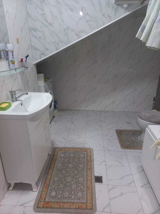 Срочно продается дом 8 комнат,2,5 сотки,метро Хонабод.