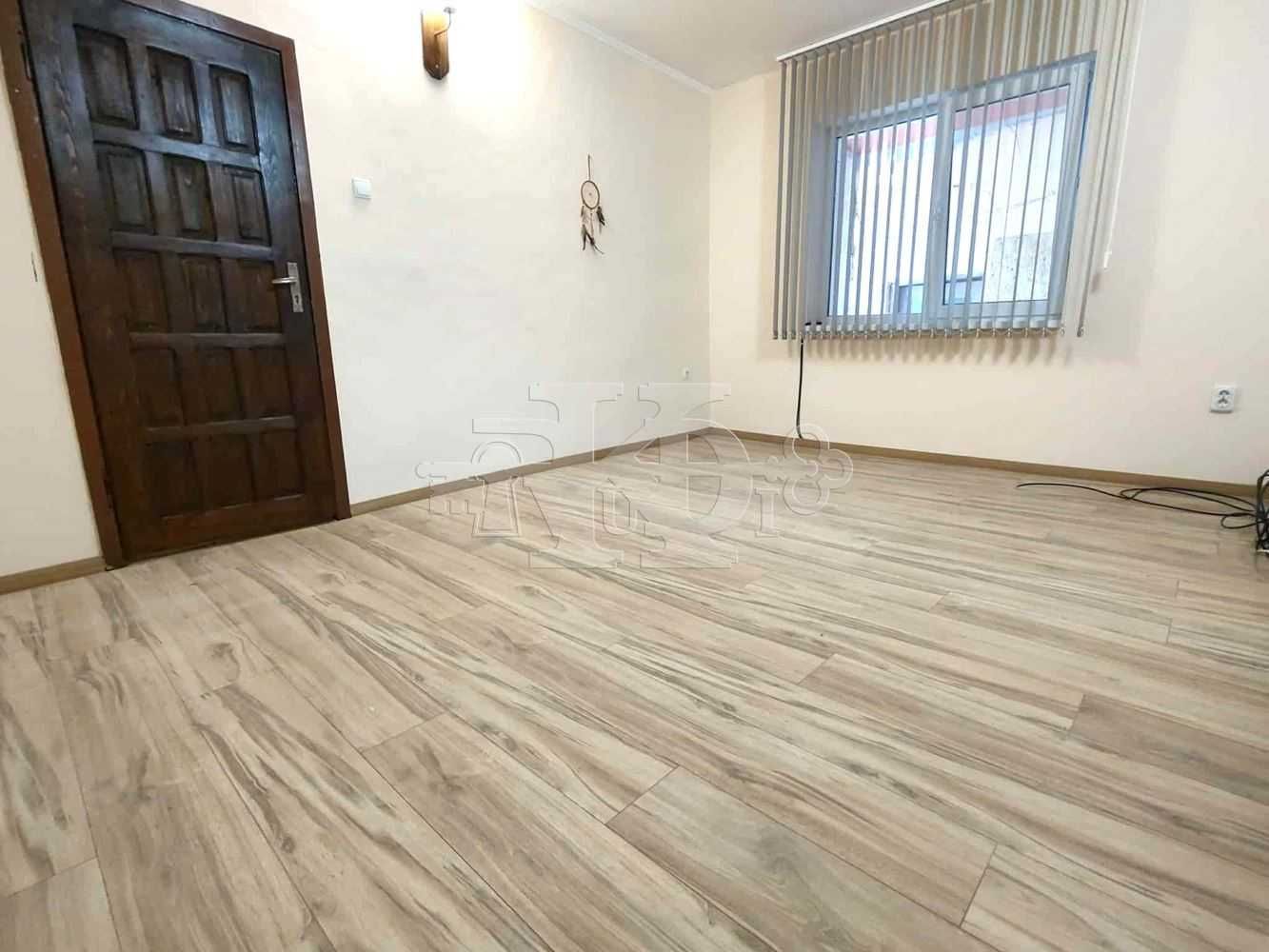 Зад хотел Добруджа, тристаен тухлен обновен апартамент, 81800€.
