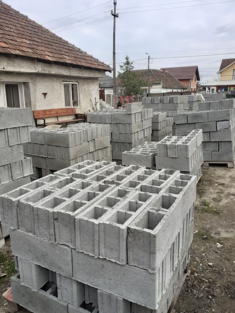 Producem bolțari, borduri , rigole , pălării și dale din beton