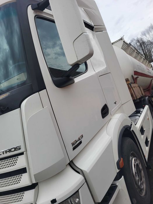 Vand cap tractor +remorca cisterna basculabila