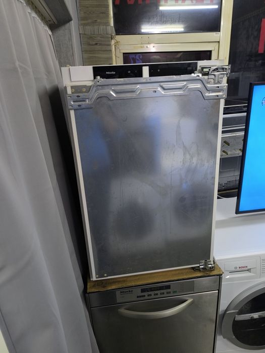 Хладилник Miele K7103D за вграждане.
