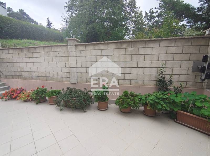 Едностаен обзаведен апартамент под наем, със собствен двор и паркомяст