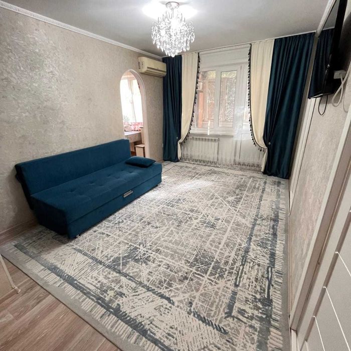 Продам трехкомнатную квартиру на 8 школе на 2 этаже угловая смежная