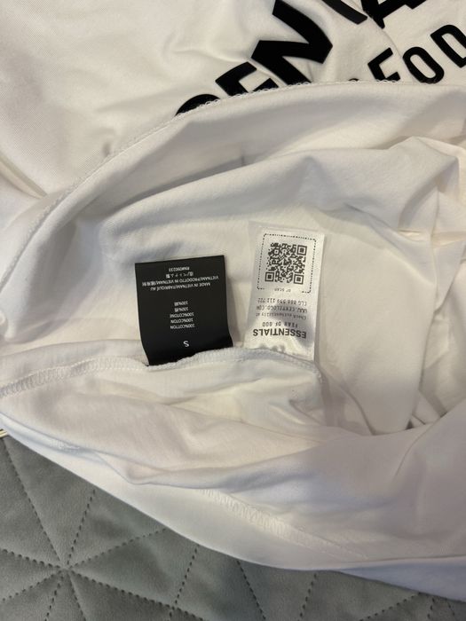 Продавм тениска Essentials