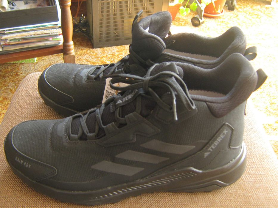 Чисто нови спортни обувки