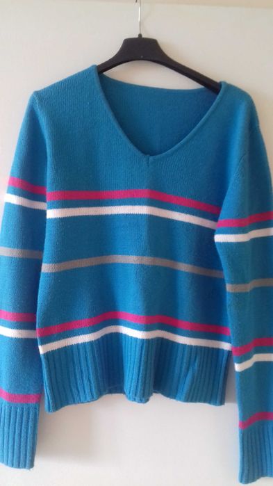 Пуловер с остро диколте