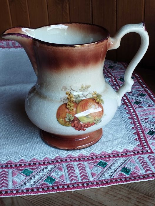 Mayfayre Staffordshire England Pottery
Плодова и много симпатична кана