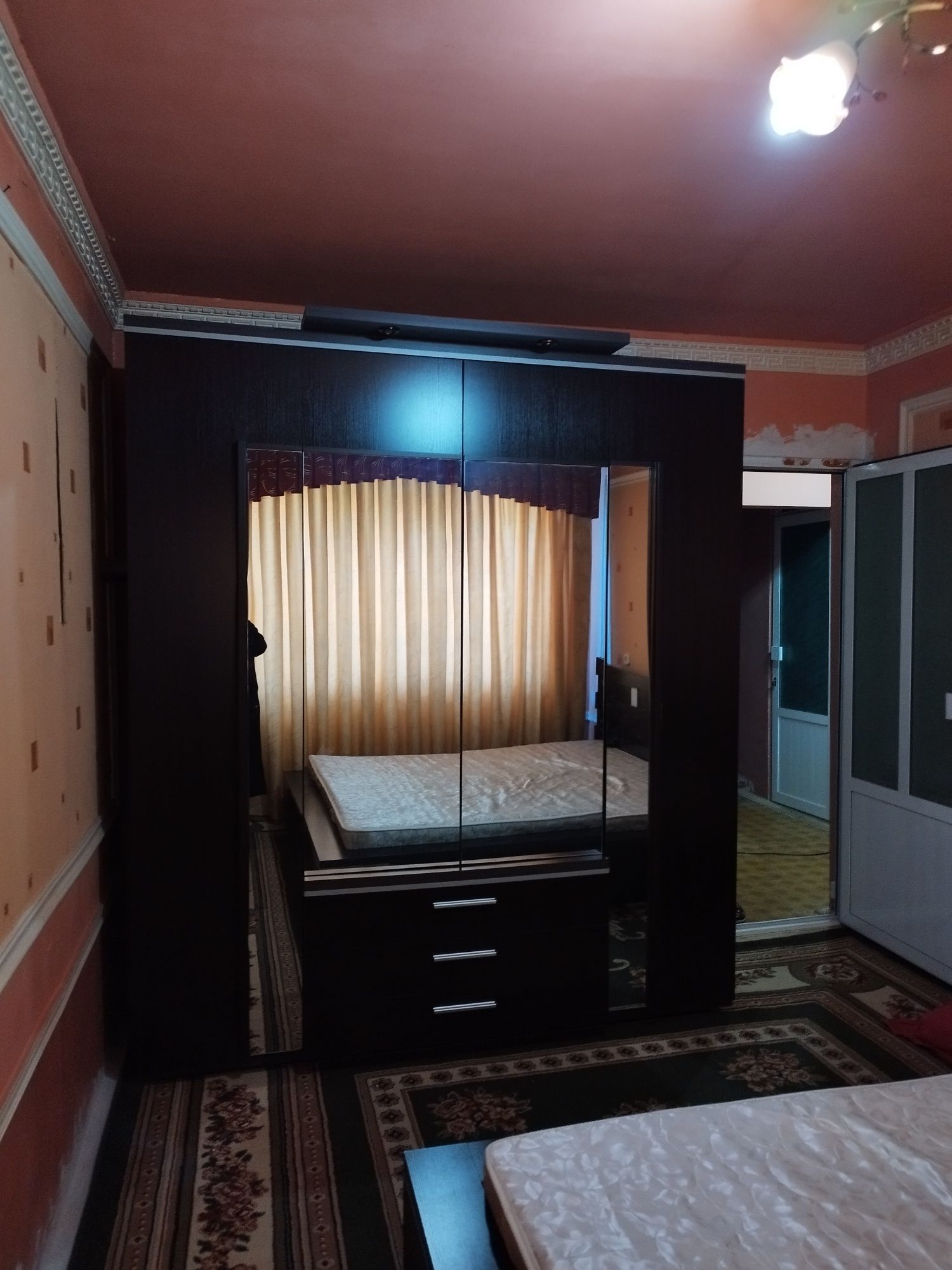 Продается кровать и шифонер.