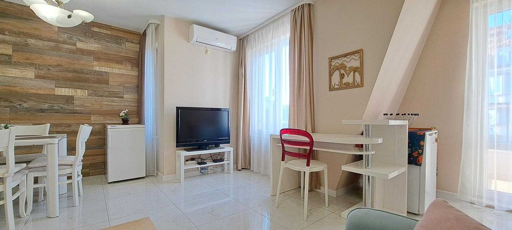 Дава се под наем Тристаен апартамент в Варна, Център - 100 кв.м за 960 € - Снимка #1