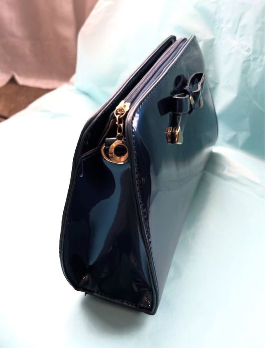 Малка чанта от син лак