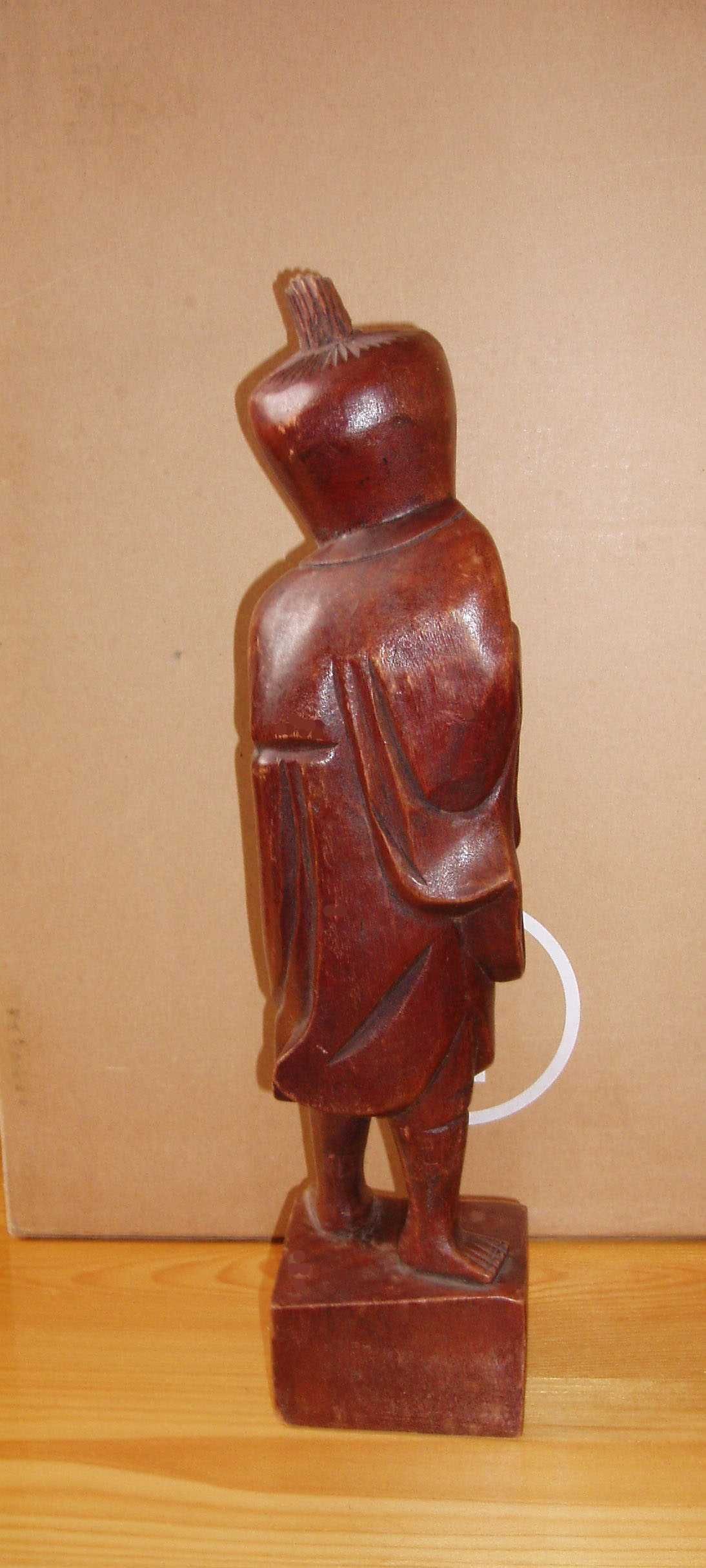 Азиатска дървена фигура.
