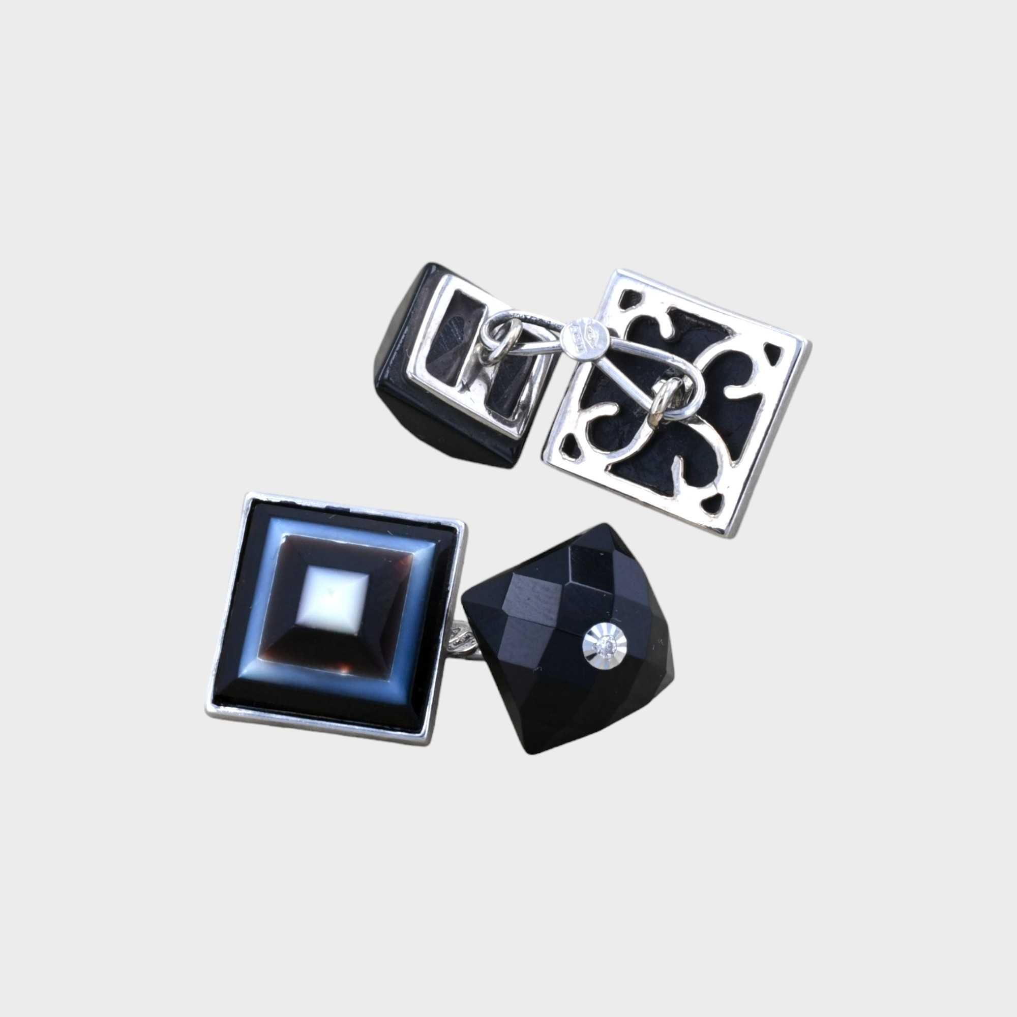 Butoni din aur alb 18k cu onix  cod 8494