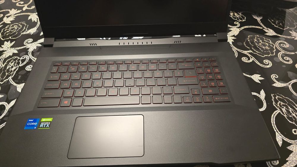 Vând 3 laptop-uri unu find de Gaming și cele 2 normale