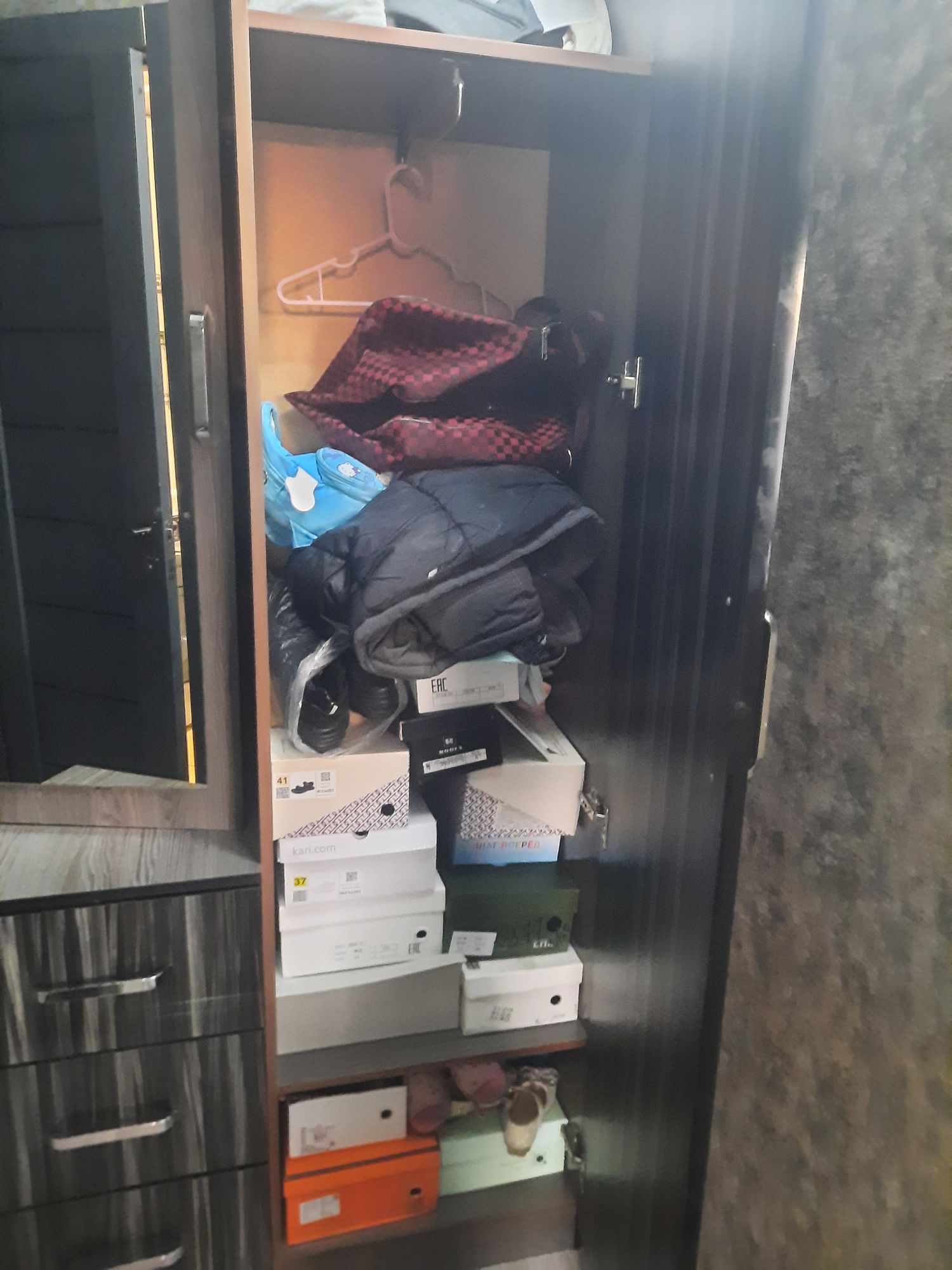 Продается шкаф для прихожей