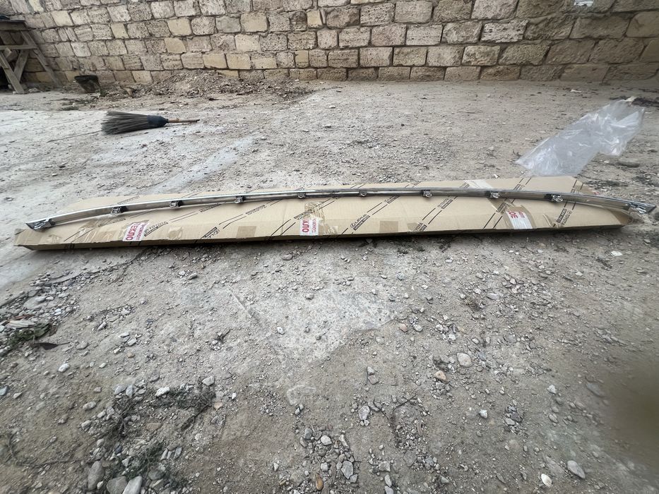 Хром на задний бампер Tayota Runner  2022