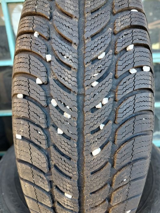 Продавам 2 зимни гуми 185/65/15 Debica