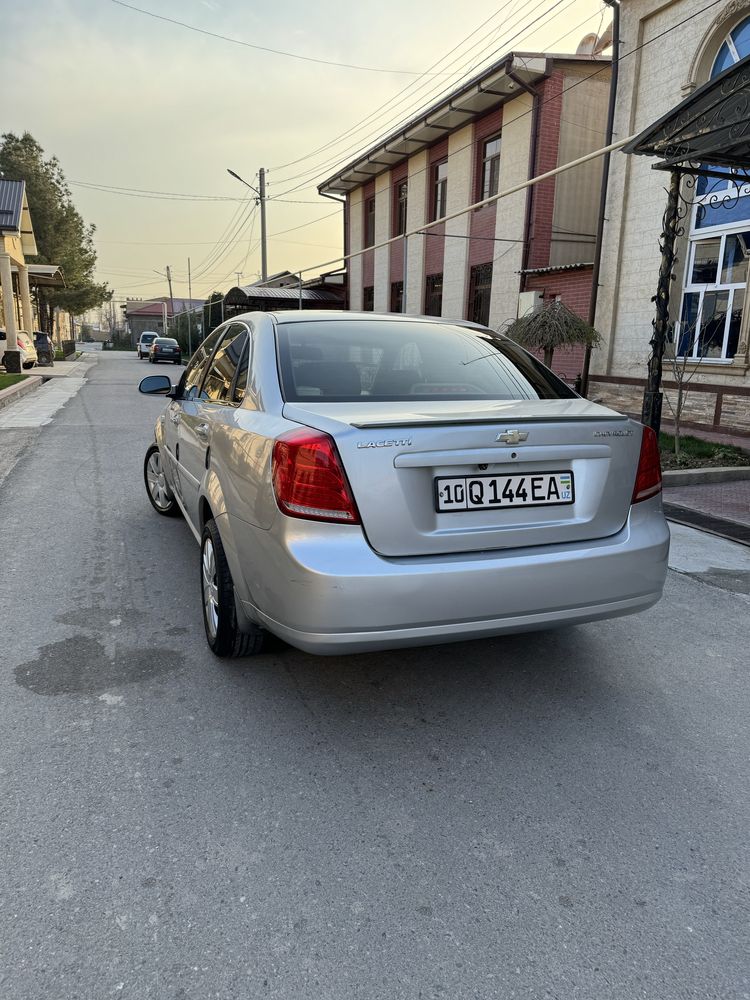 Lacetti автомобиль