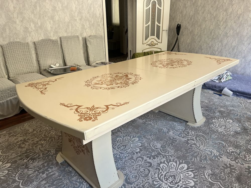 Стол для гостиной