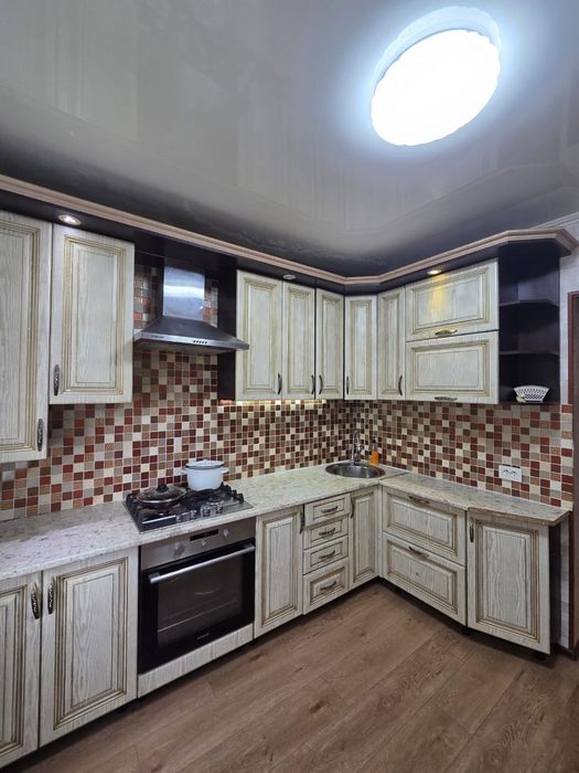 Продам трёшку новой планировки. Победы 3. Мебелирована. Школа во дворе