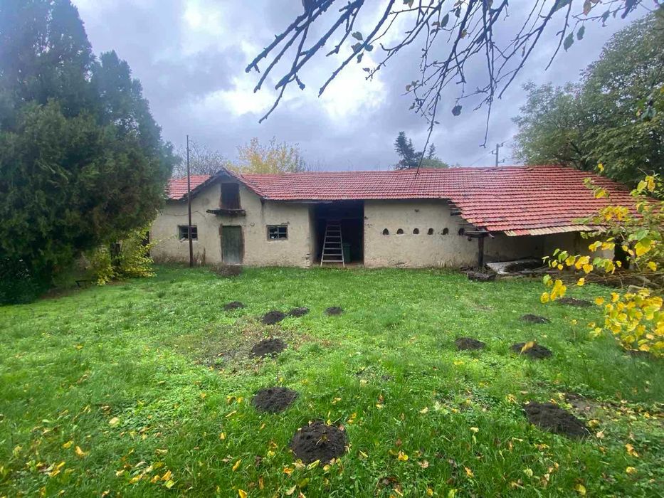 Голям двор с 3 отделни постройки