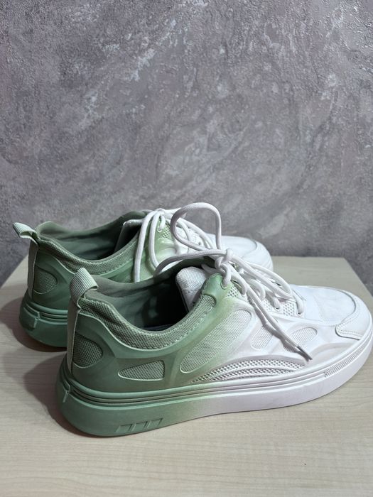 Продам кроссовки новые размер 41-41,5