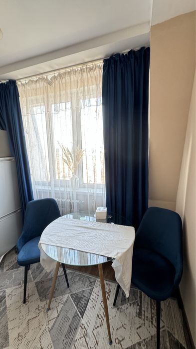 Продаю синий стул и штор