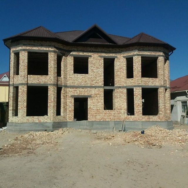 Бригада узбеков строит дома
