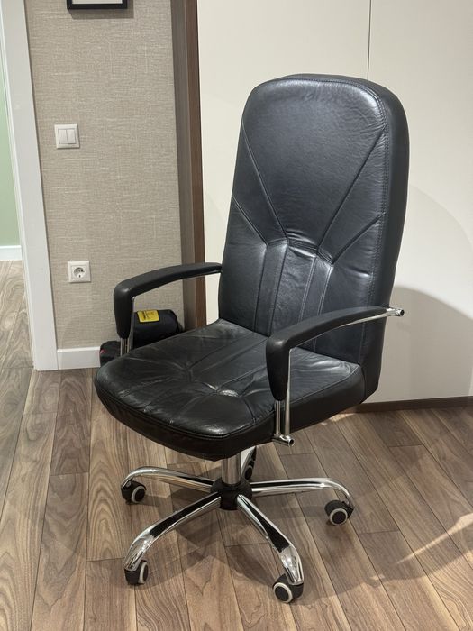 Кожаное офисное кресло