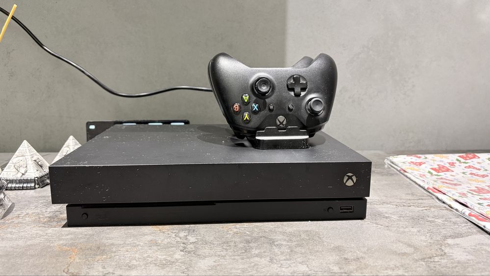 Xbox one x с двумя геймпадами