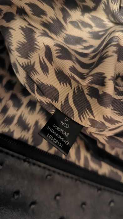 Оригинална черна чанта Guess.