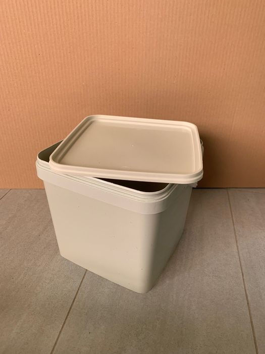 Пластмасови кофи с капак 10 литра