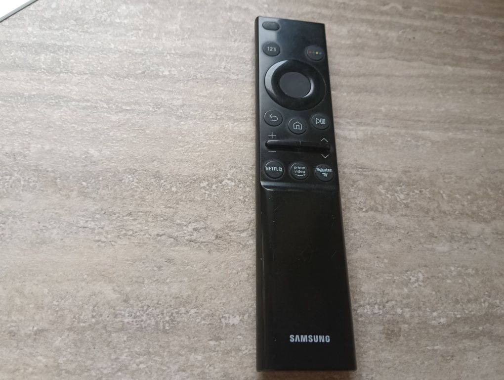 Televizor led Smart android Samsung cu diagonala de 110 cm.