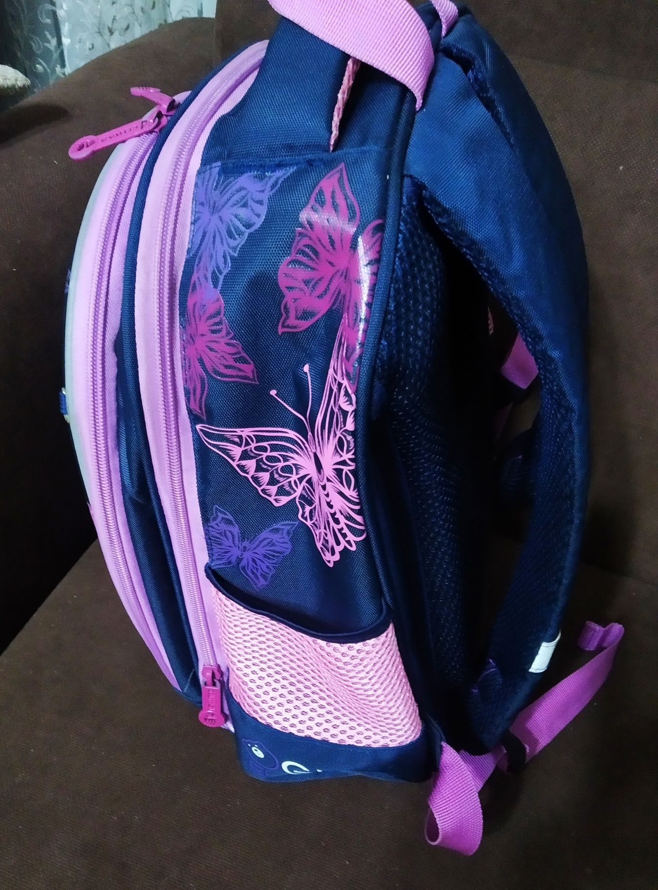 Школьный рюкзак ,артопедический,светоотражающий.