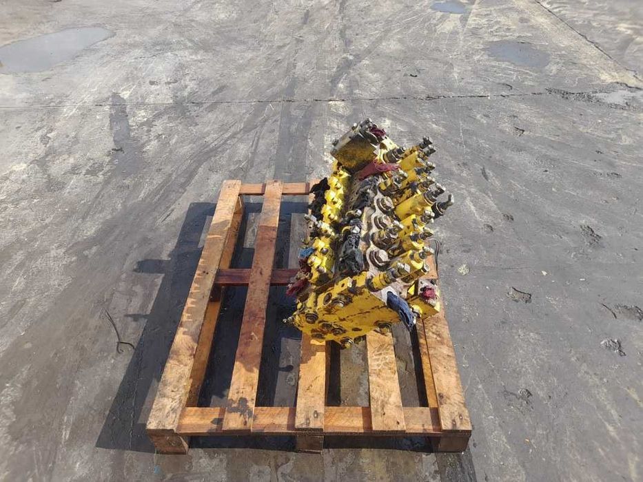 Distribuitor hidraulic Komatsu C2L51496 excavator Komatsu PC210 - 6