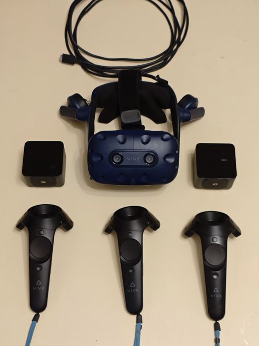 HTC Vive Pro комплект + 3 контролера + стойки за хедсета и контролери