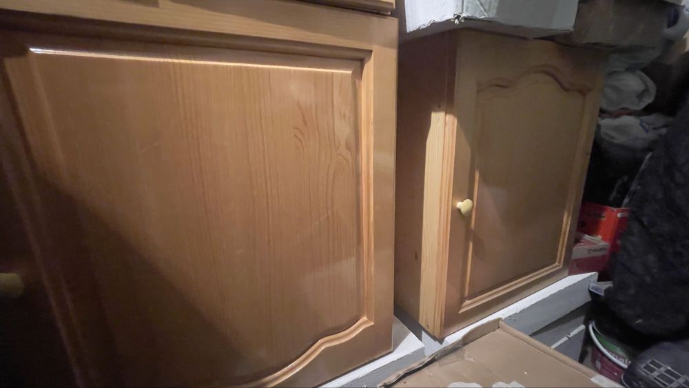 Шкаф от чам с термоплот със горен ред шкафчета.