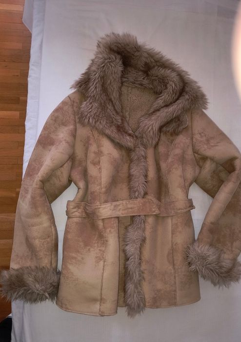 Vand o jacheta din piele ecologica cu guler din blana