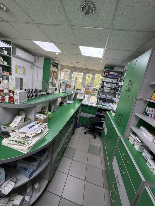 Mobilier complet farmacie – stare excelentă, gata de utilizare