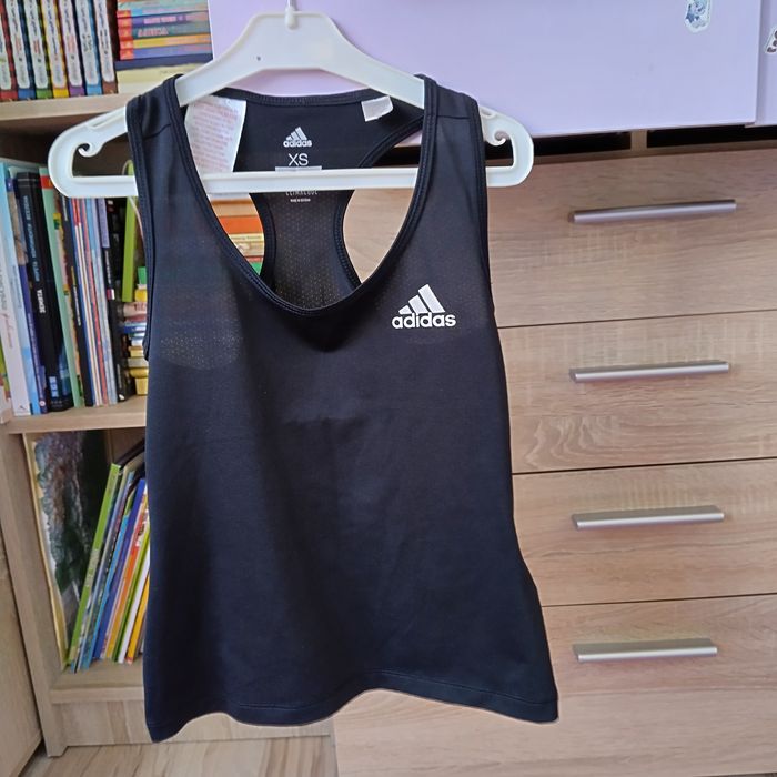 Nike, Adidas 128,134