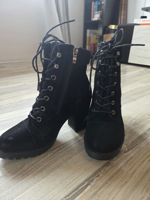 Черни боти на висок ток