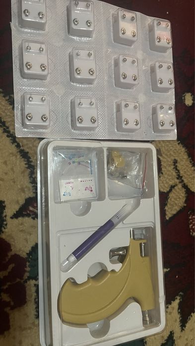 Пистолет для прокола уха