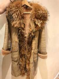 Палто от естествена агнешка кожа с яка от лисица