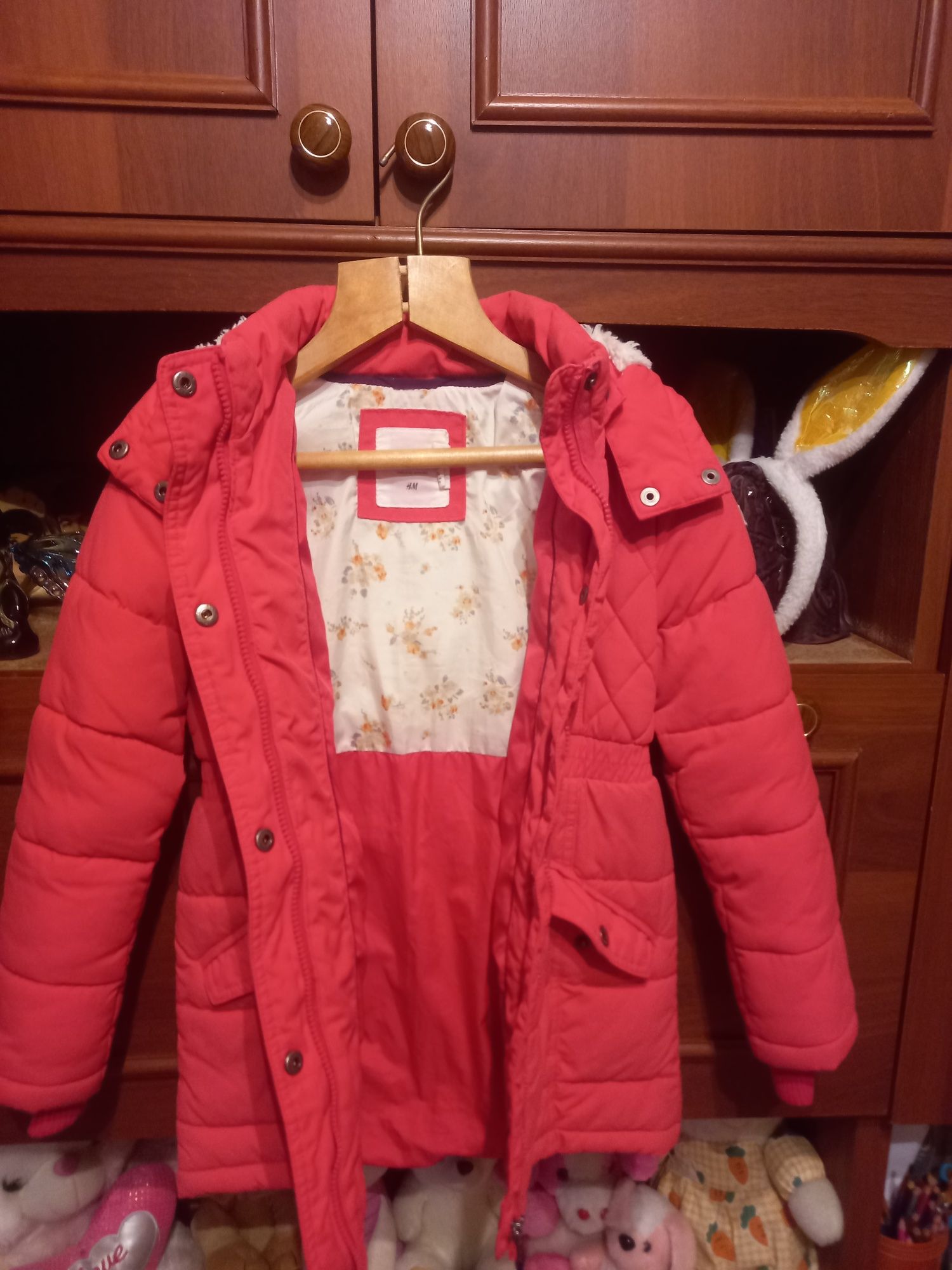 Продаётся детская зимняя  куртка  на девочку. Возраст от4 до 7 лет.