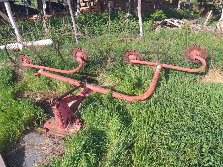 Greblă de fân cu 4 sori complet echipată